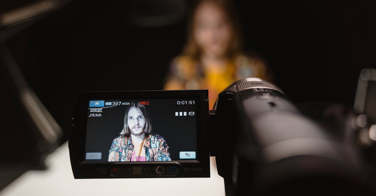 Criador de conteúdo editando vídeo no celular para otimizar visualizações