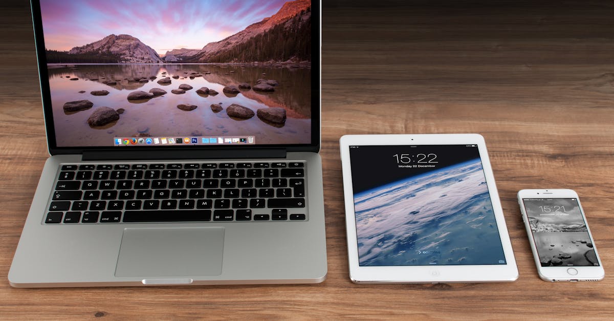 Mesa com laptop e ferramentas de marketing digital em uso