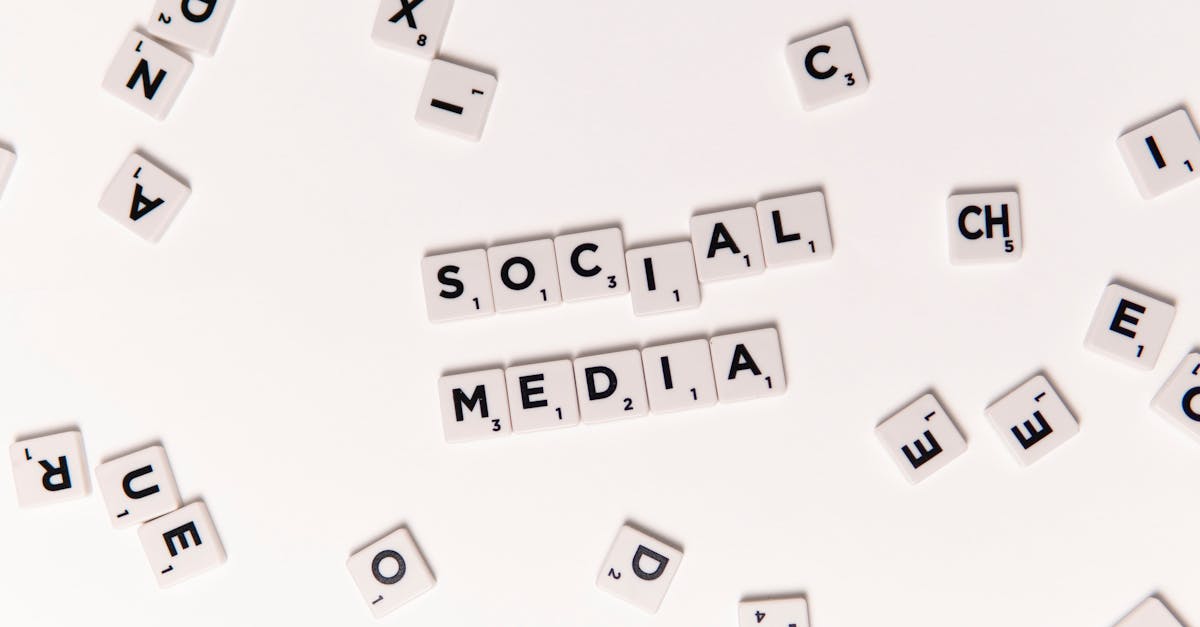 Pessoa planejando estratégias de conteúdo para redes sociais no computador