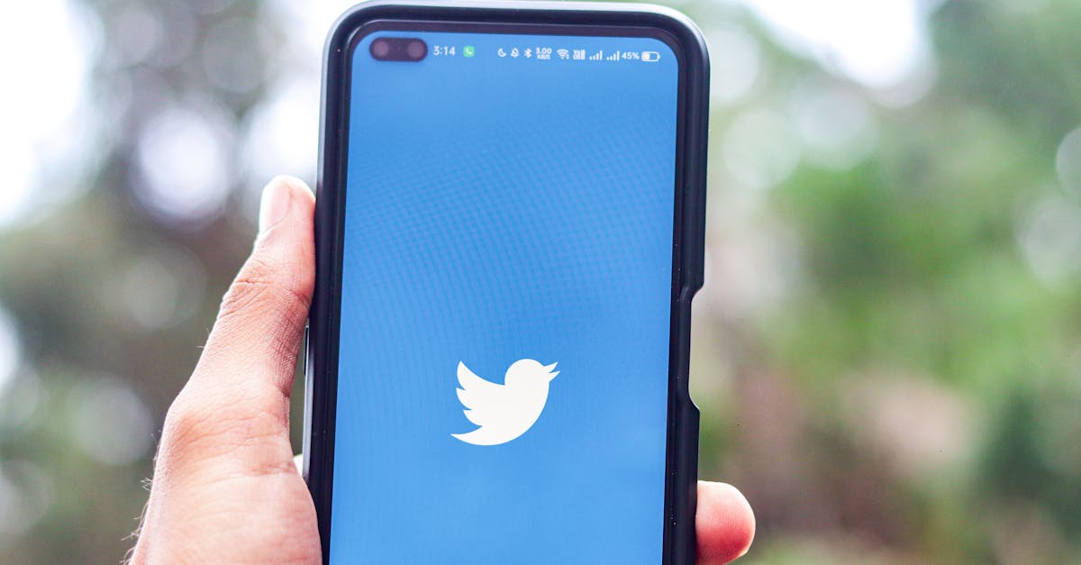 Pessoa utilizando ferramentas digitais para gerenciar parcerias em redes sociais
