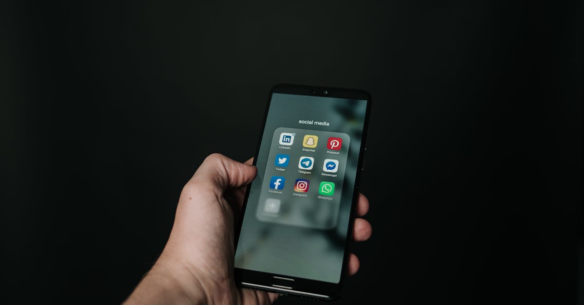 Pessoa utilizando ferramentas digitais para monitorar desempenho de redes sociais