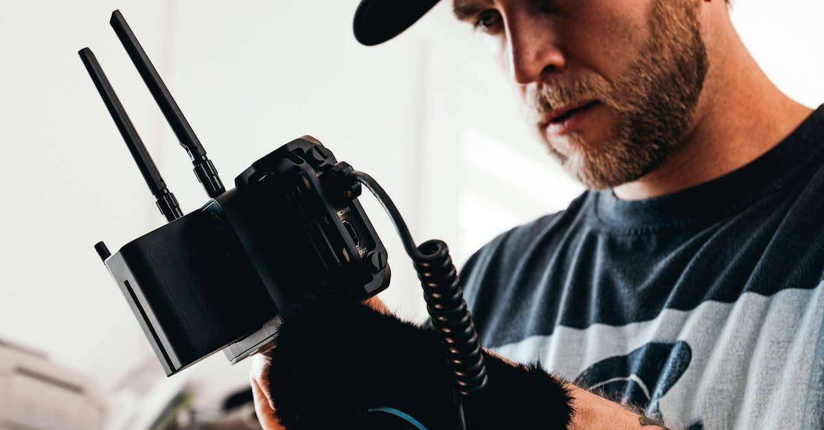 Profissional planejando e criando conteúdo digital para Instagram e TikTok