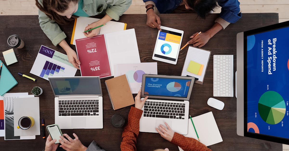 Equipe analisando dados e gráficos aplicando machine learning
