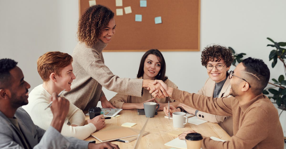 Equipe reunida colaborando e discutindo estratégias para parcerias locais eficazes