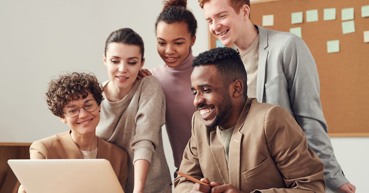 Equipe reunida discutindo estratégias em uma mesa com anotações e laptops
