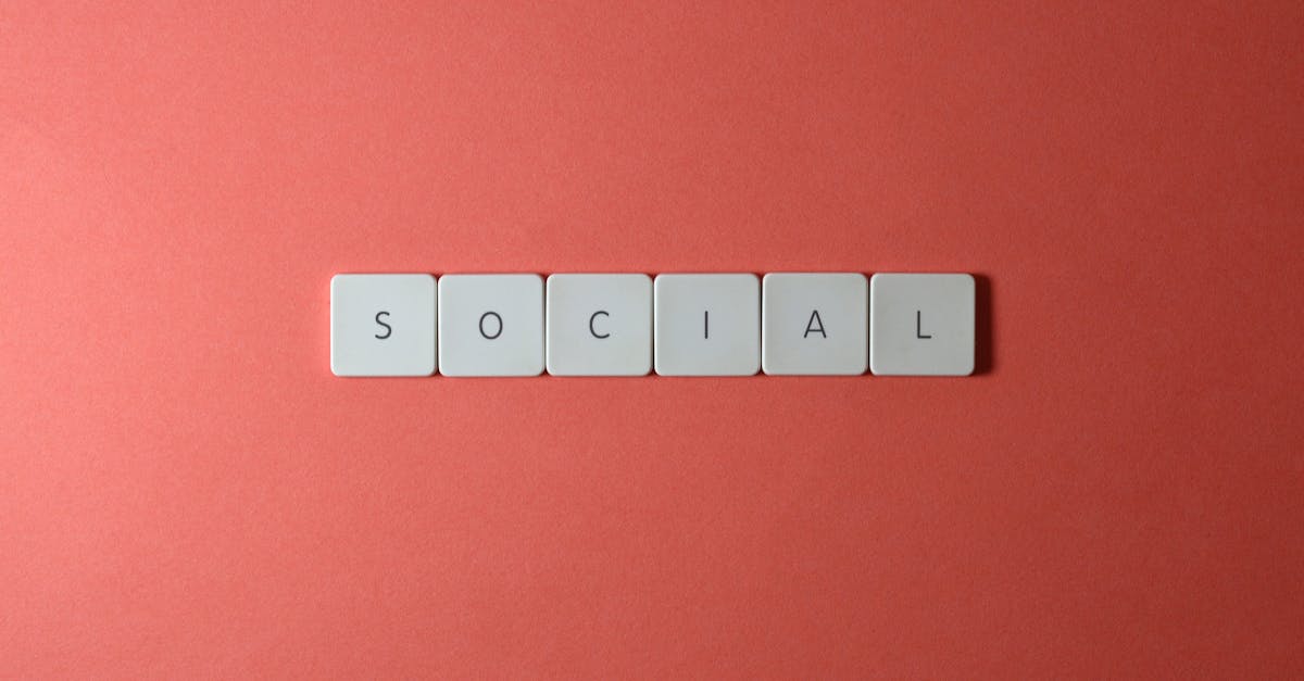 Influenciador local usando ferramentas no smartphone para marketing nas redes sociais