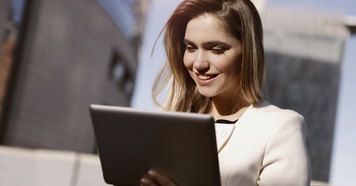 Pessoa analisando dados e métricas de redes sociais em computador
