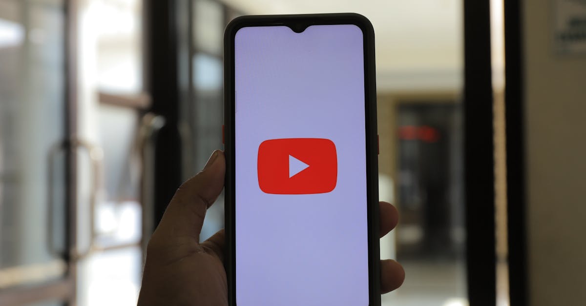 Pessoa utilizando ferramentas digitais para melhorar alcance no Instagram