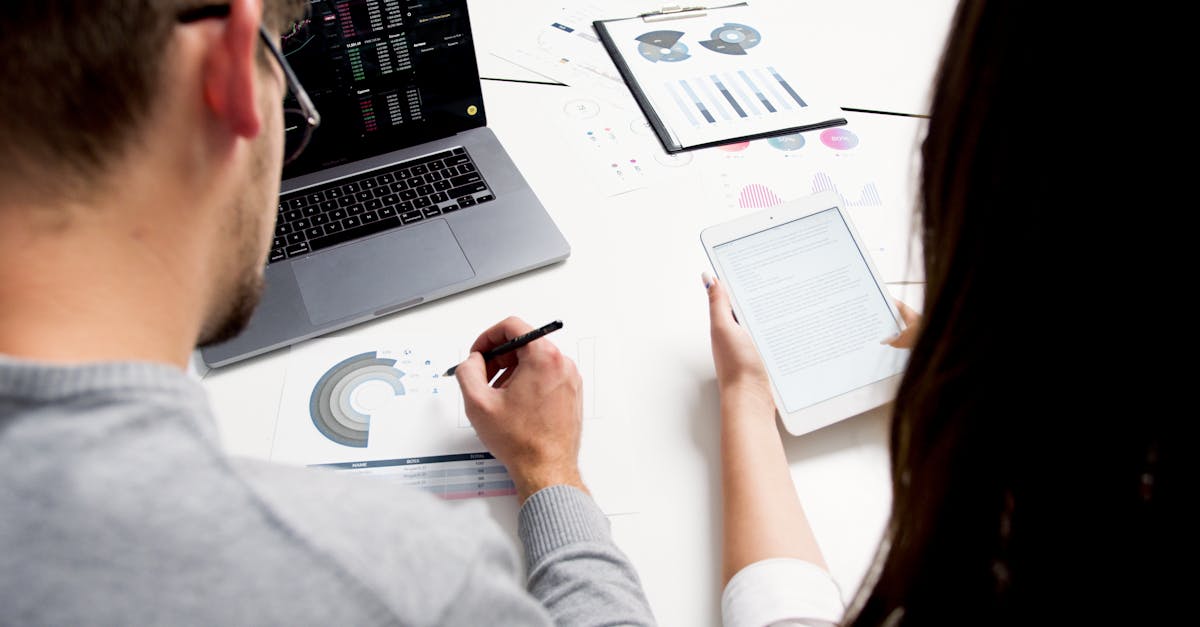 Pessoas analisando dados e estratégias para melhorar desempenho online