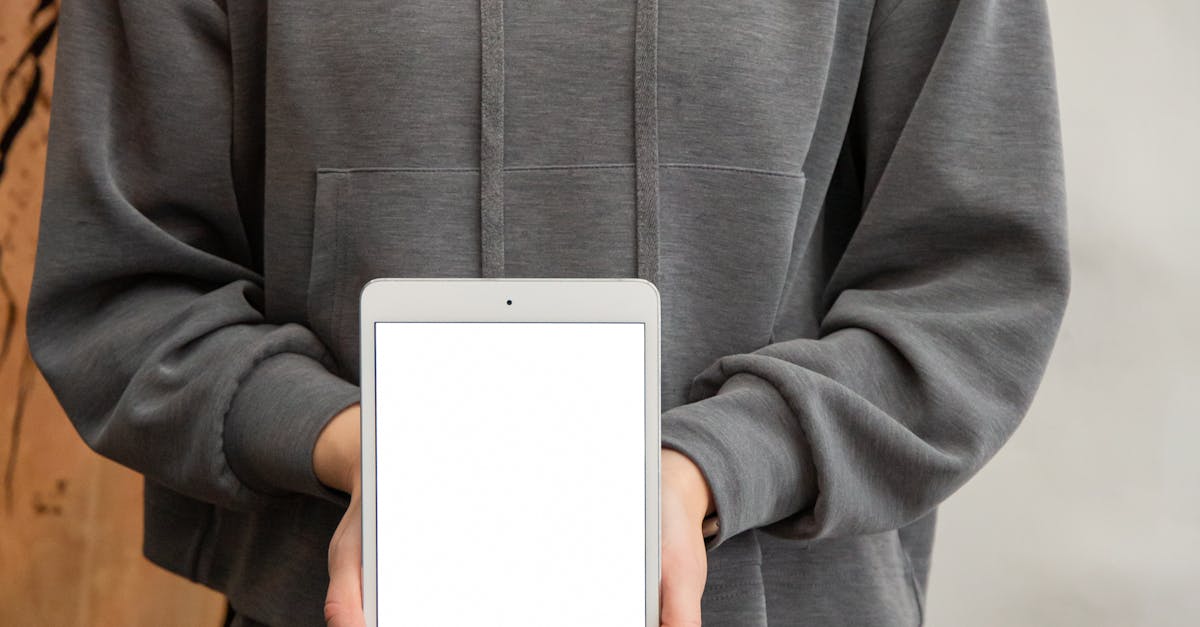 Profissional utilizando ferramentas digitais para melhorar o desempenho do conteúdo online