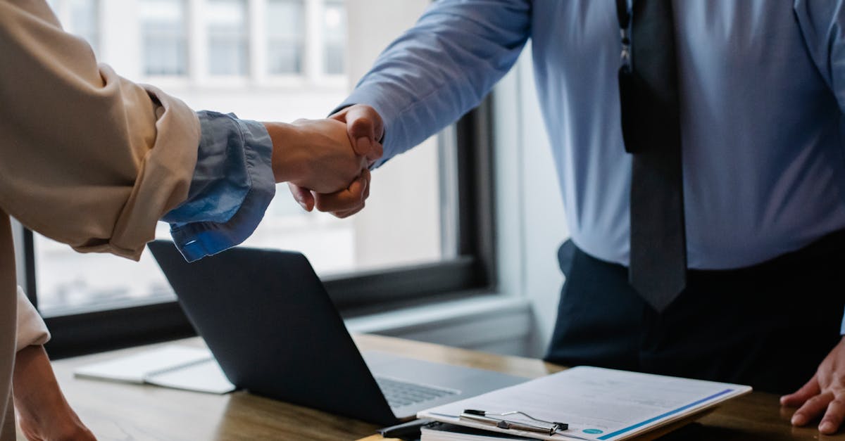 Reunião de trabalho com duas pessoas discutindo estratégias de parceria local