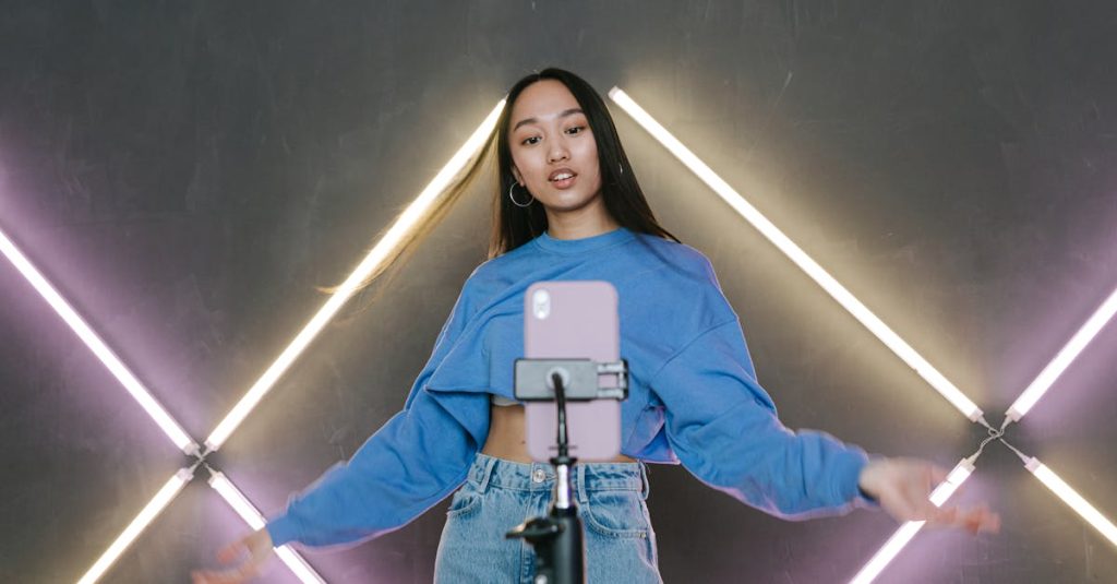 Criador de conteúdo concentrado gravando vídeo para TikTok