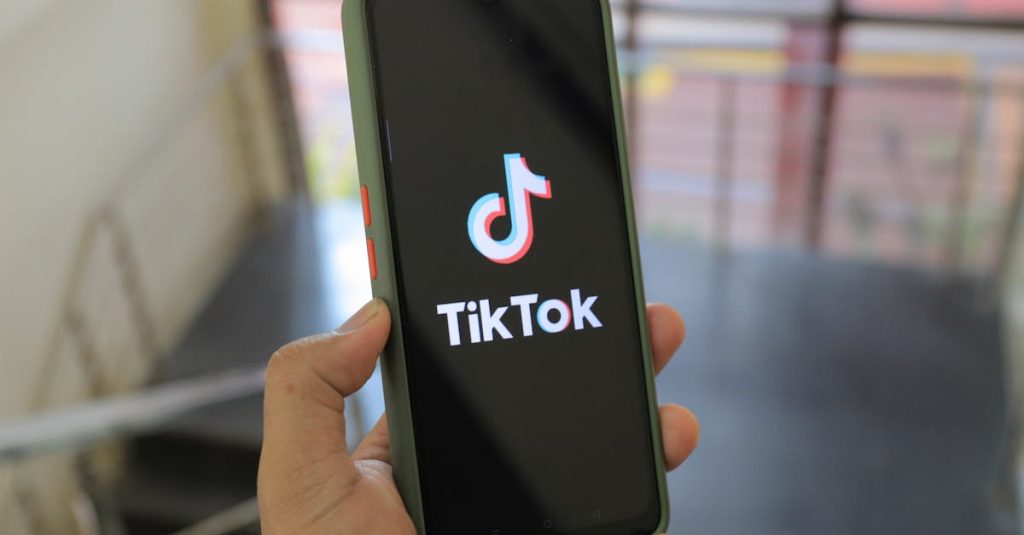 Ilustração conceitual do algoritmo do TikTok com elementos digitais interconectados