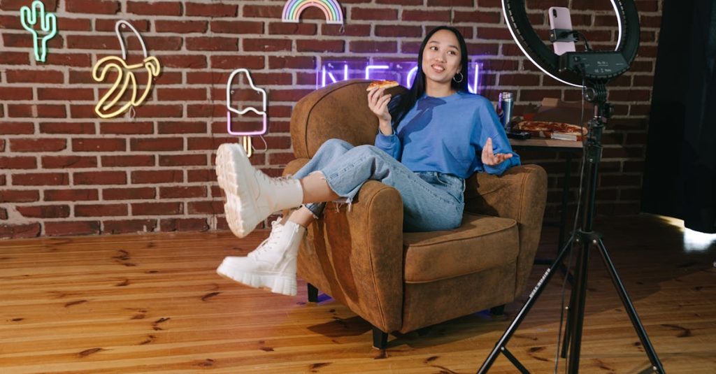 Influenciador digital interagindo com seguidores pelo YouTube