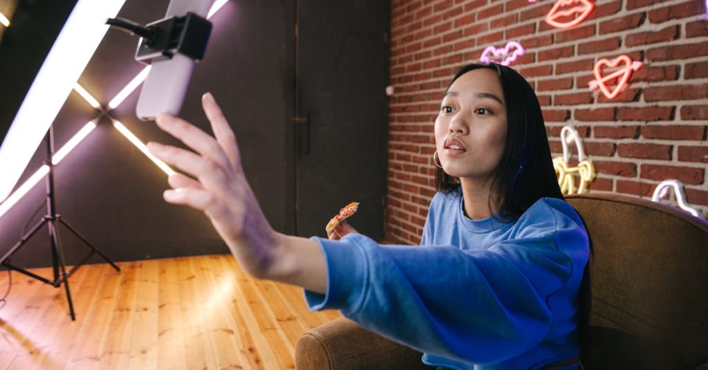 Influenciador local usando celular para postar no Instagram