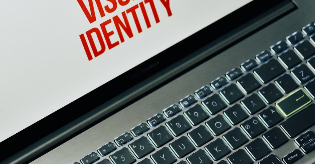 Pessoa analisando estratégias de SEO para Instagram em dispositivos digitais