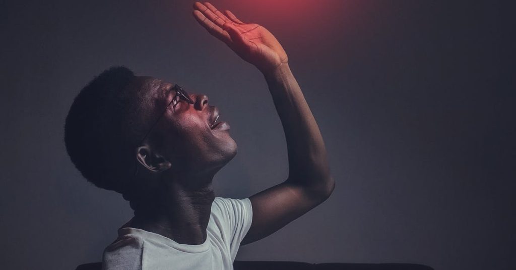 Pessoa feliz olhando o celular com ícones do Instagram ao redor