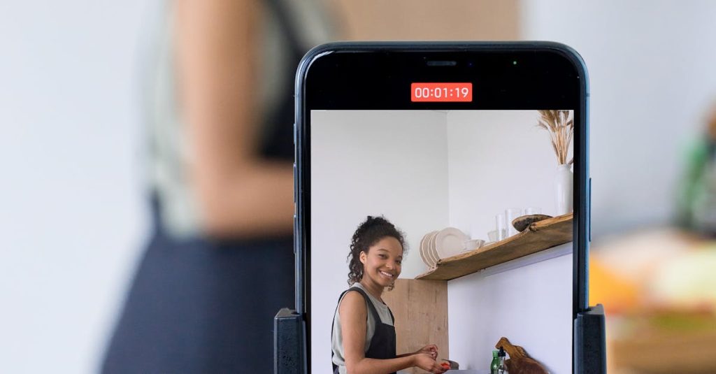 Pessoa influenciadora local usando o Instagram em um smartphone