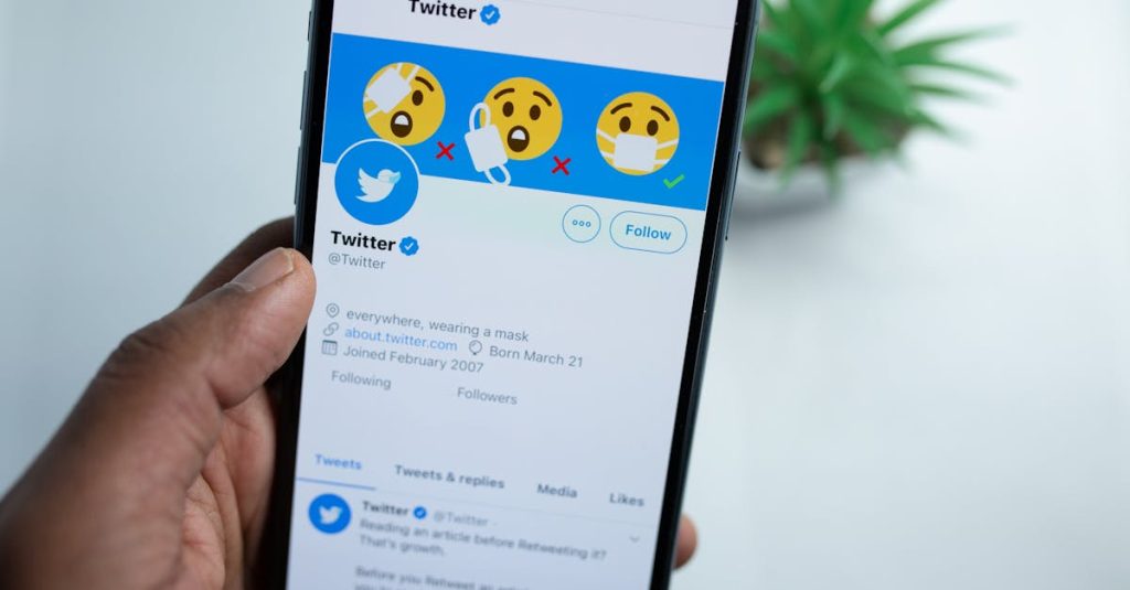 Pessoa interagindo com gráficos de engajamento no Twitter em dispositivo digital