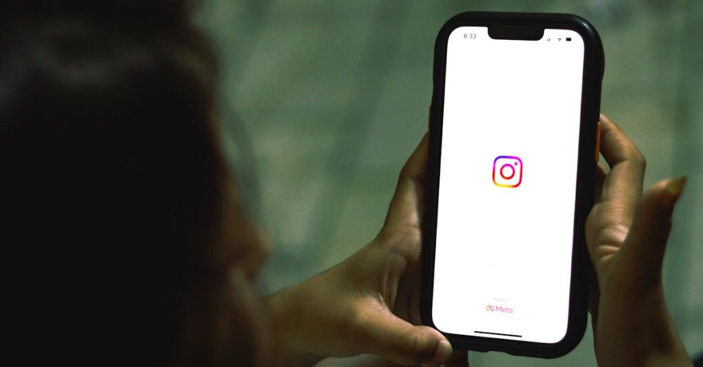 Pessoa interagindo com postagens no Instagram pelo celular