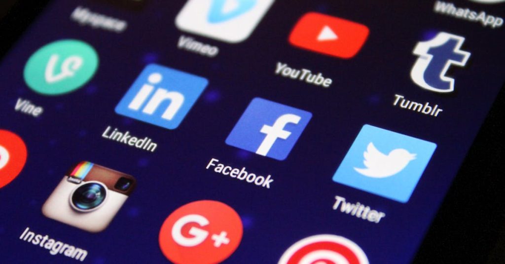 Pessoa interagindo com smartphone mostrando interface do Instagram