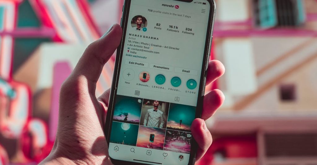 Pessoa interagindo com stories do Instagram no celular, mostrando engajamento