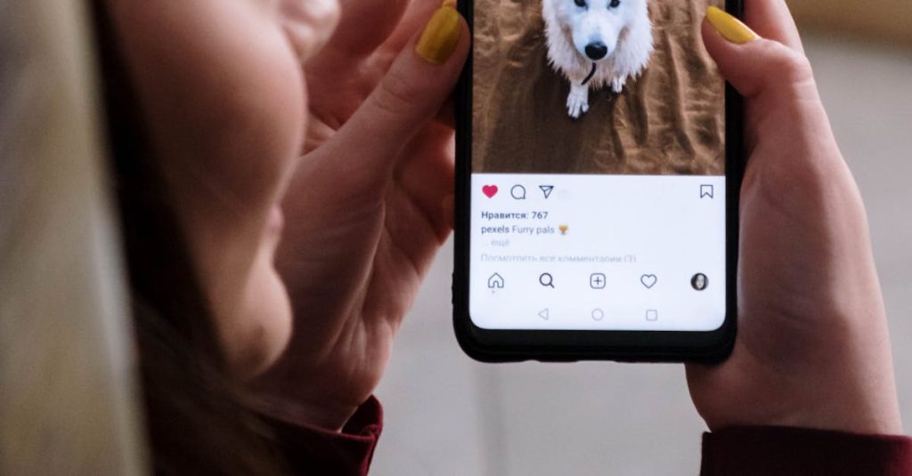 Pessoa usando smartphone com ícones de redes sociais e gráficos de engajamento ao redor