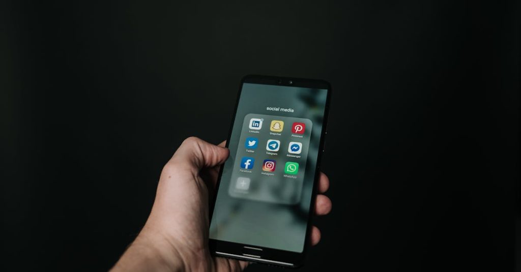 Pessoa usando smartphone para crescimento nas redes sociais