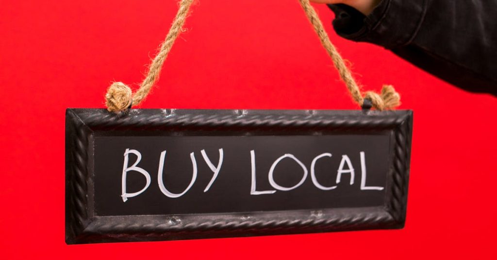 Pessoa utilizando smartphone com tela do Instagram aberta e elementos de marketing local
