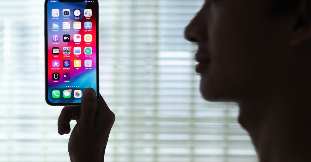 Pessoas diversas usando smartphones e interagindo em redes sociais