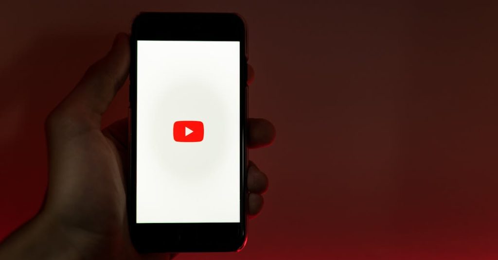 Tela de computador com gráfico e símbolos do YouTube sobre monetização