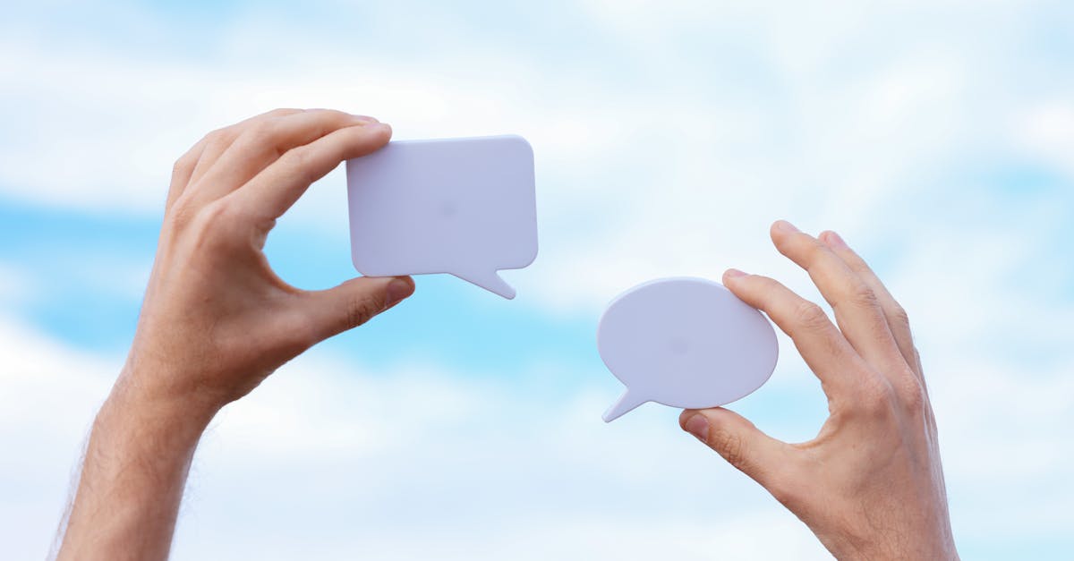 Equipe discutindo estratégias para melhorar o alcance no TikTok