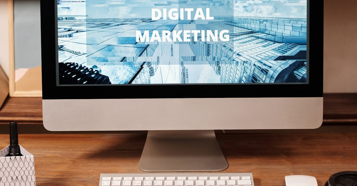 Equipe discutindo estratégias práticas de marketing digital