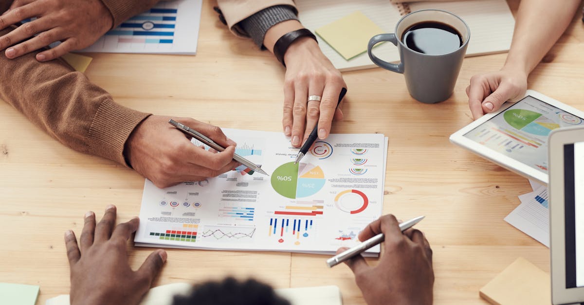 Equipe discutindo estratégias práticas para aumentar engajamento nas redes sociais