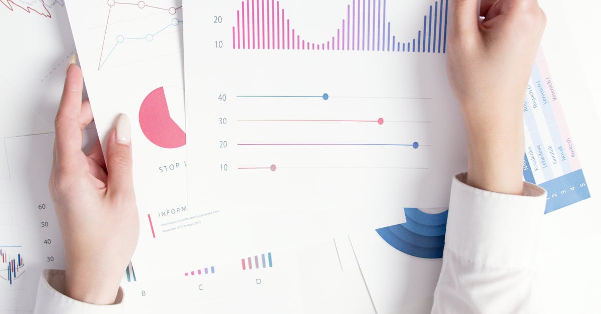 Grupo analisando dados e gráficos em computador em ambiente de trabalho colaborativo