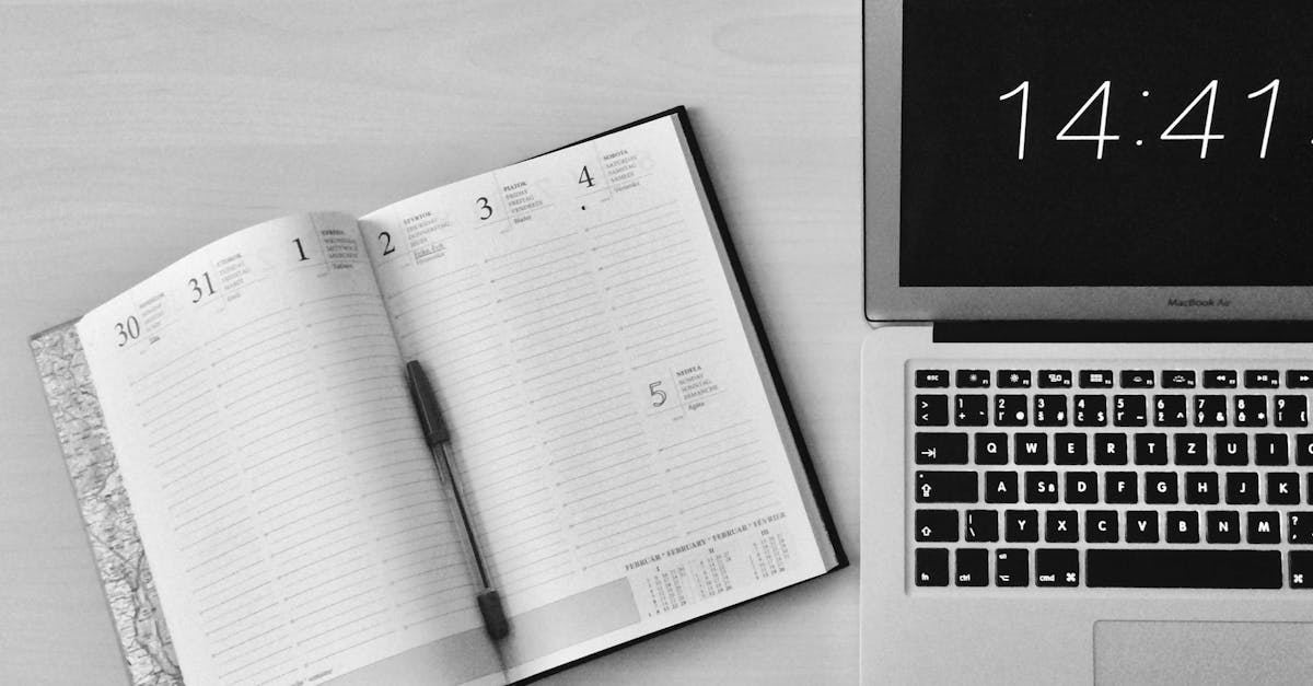 Organização digital de calendário editorial com tarefas e anotações coloridas