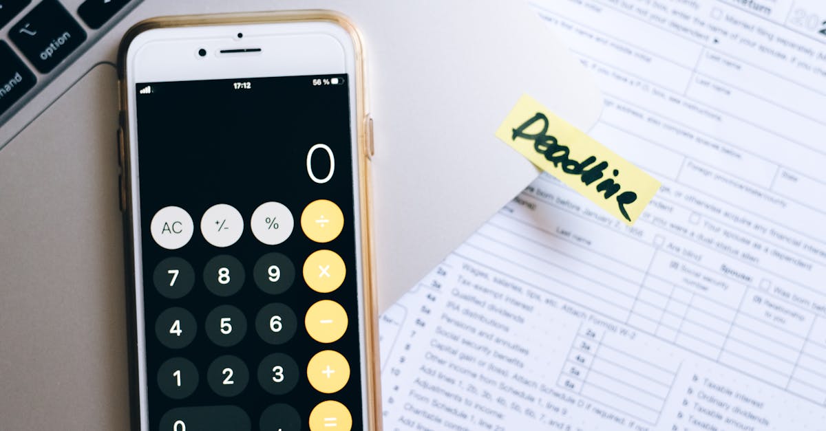 Myo segurando smartphone com checklist para avaliar segurança de aplicativos