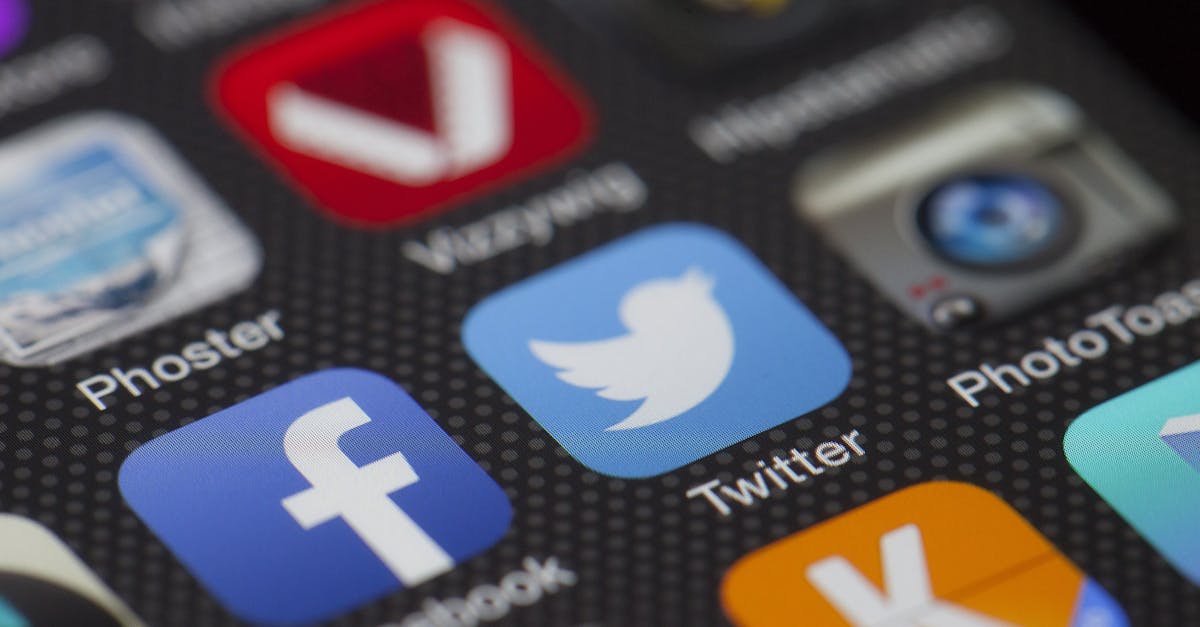 Pessoa analisando dados de desempenho para estratégias de engajamento no TikTok
