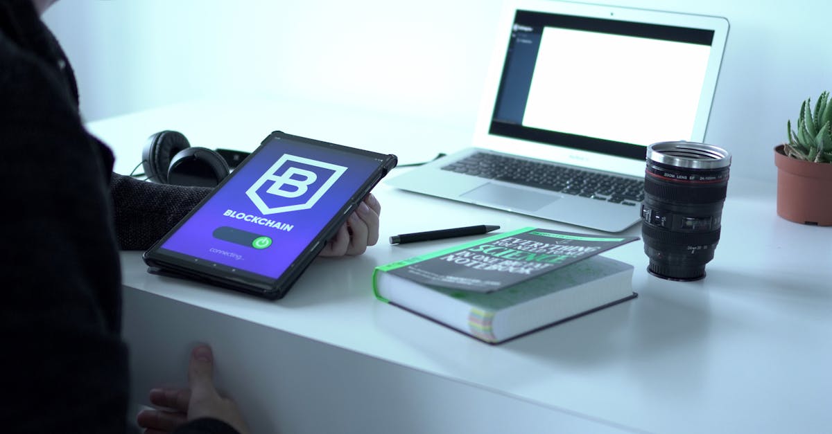 Pessoa analisando gráficos de crescimento e engajamento em redes sociais no computador