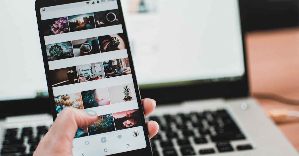 Pessoa anotando dicas de engajamento online para lives no celular