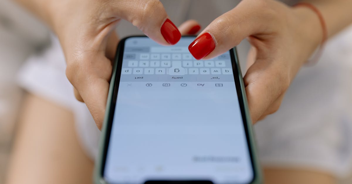 Pessoa usando smartphone para explorar ferramentas de seguidores no TikTok
