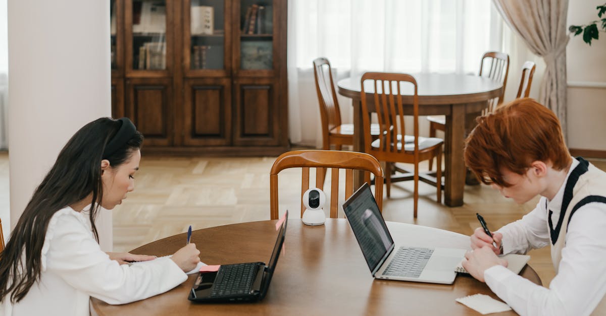 Pessoa utilizando ferramentas online gratuitas em um laptop para melhorar o engajamento