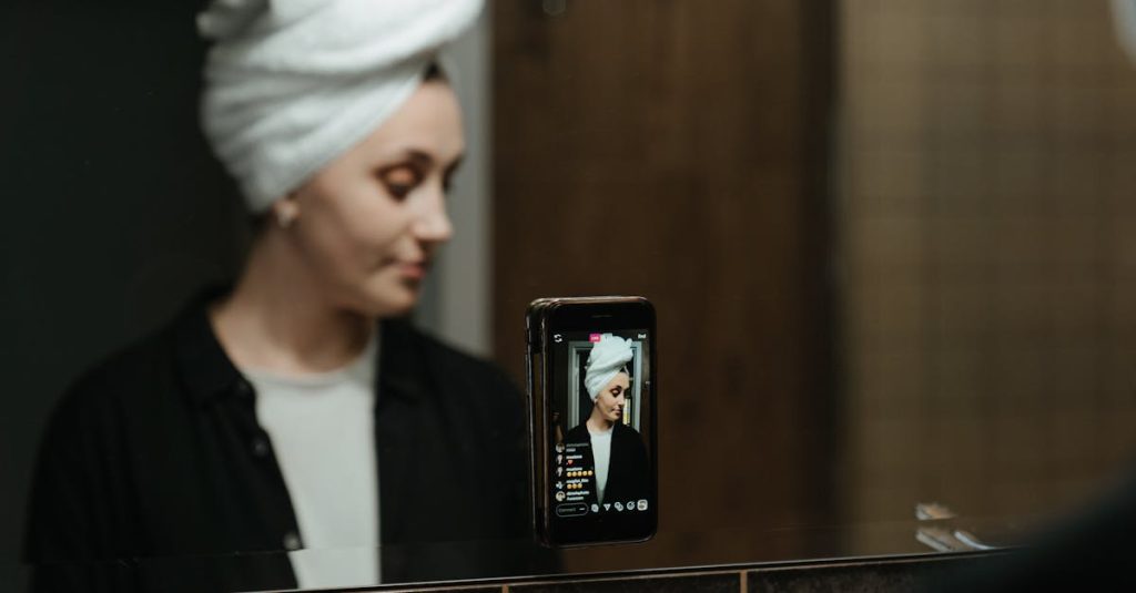 Pessoa fazendo live no Instagram com interação do público ao vivo