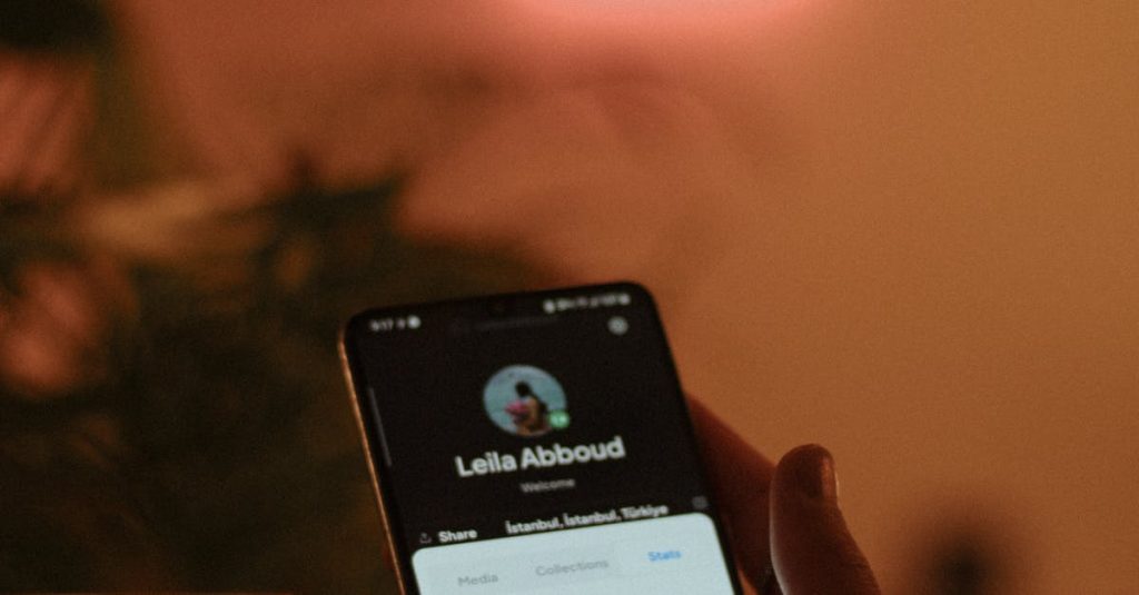 Pessoa interagindo com postagens em redes sociais no celular