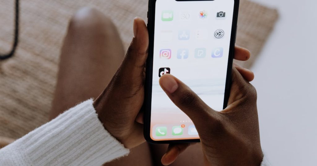 Pessoa interagindo com rede social TikTok no celular, conceito de networking local