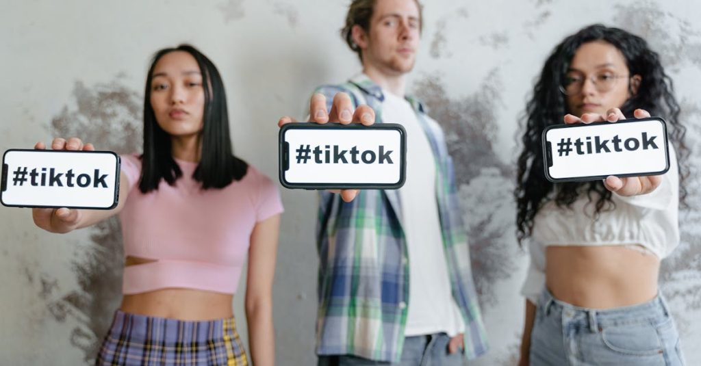 Pessoa interagindo com vídeos do TikTok em smartphone