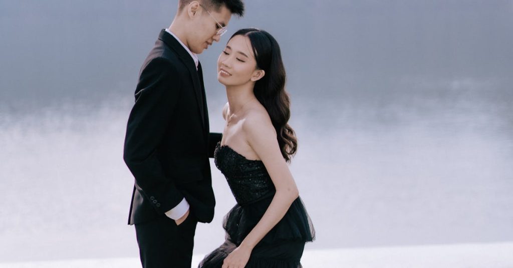 Pessoa olhando para celular com expressão preocupada sobre engajamento no Instagram