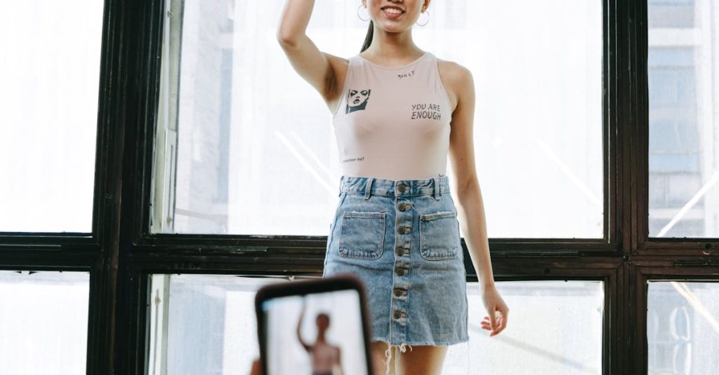 Pessoa satisfeita olhando para seu celular mostrando crescimento de seguidores no TikTok