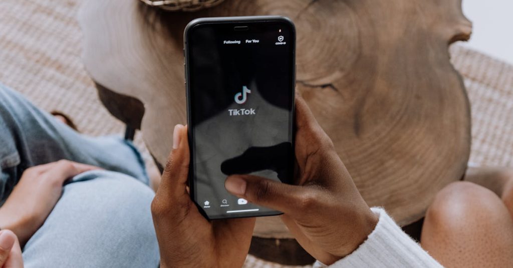 Pessoa trabalhando como microinfluenciador local nas redes sociais