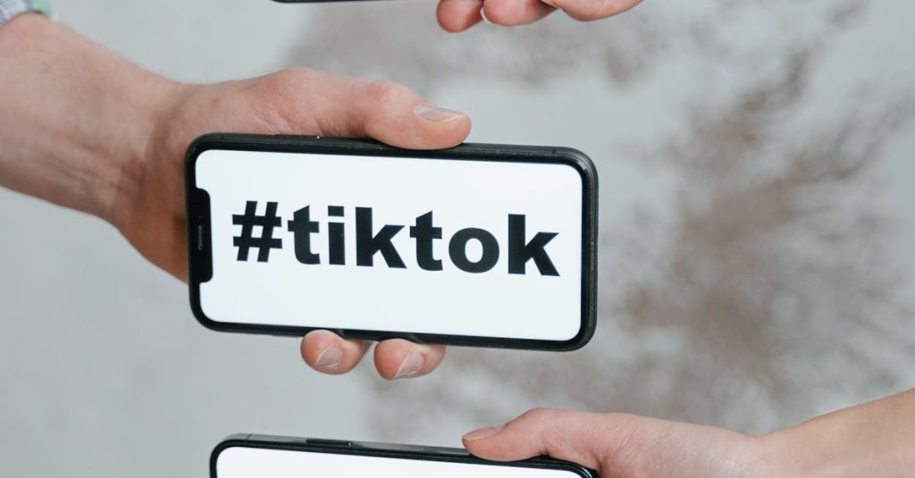 Tela de celular mostrando aumento de seguidores no TikTok